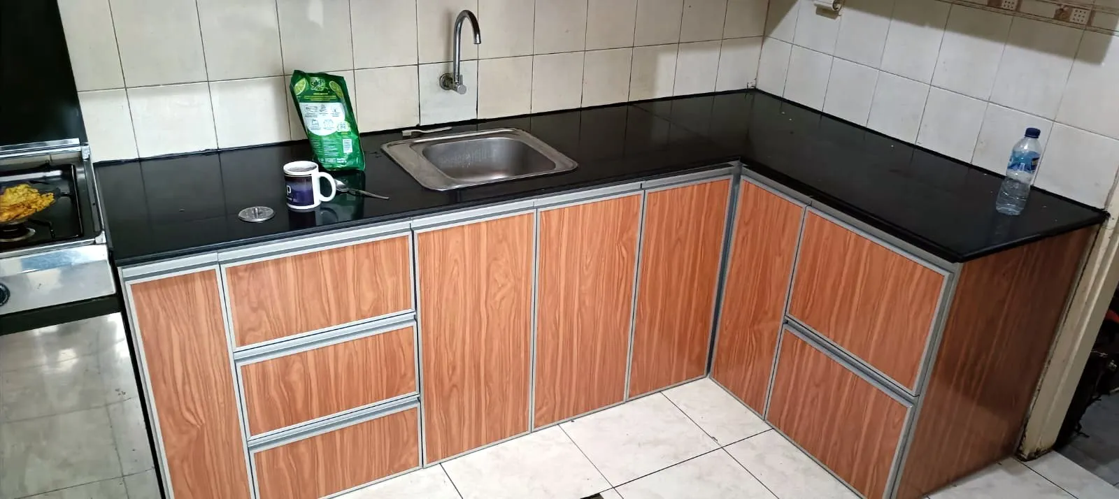Kabinet dapur bermotif kayu