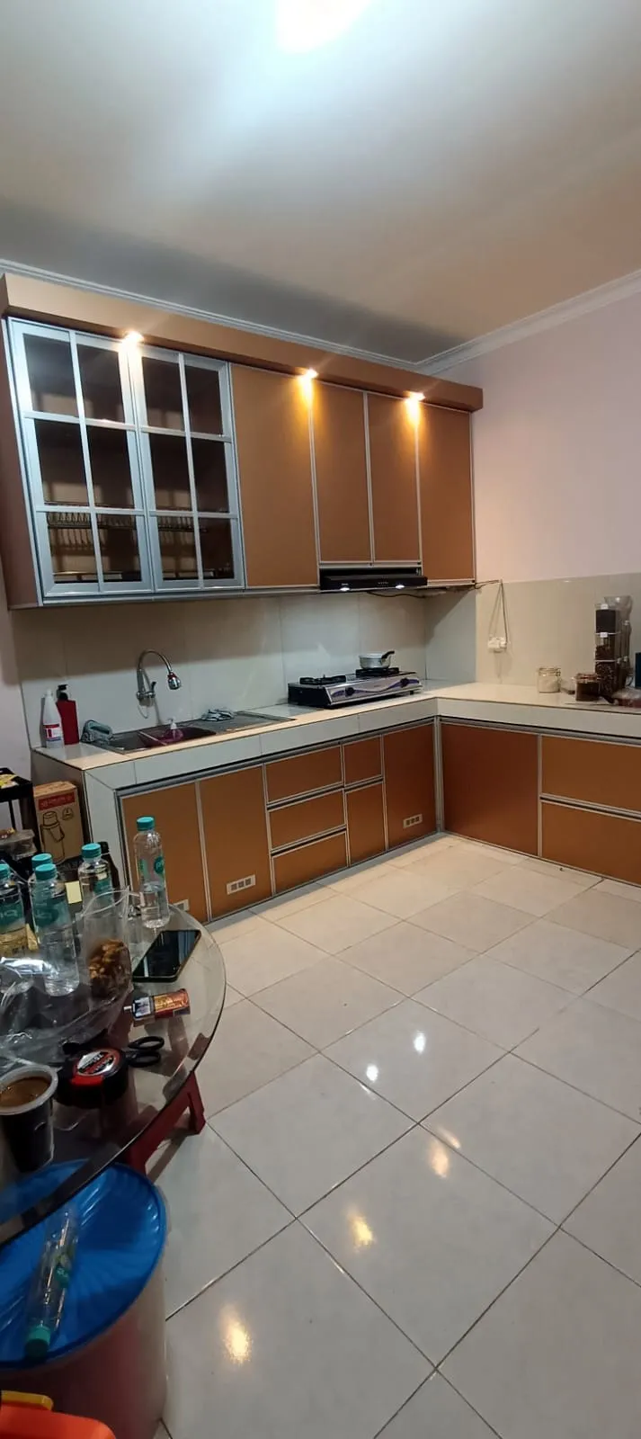 Kabinet dapur aluminium nuansa terang